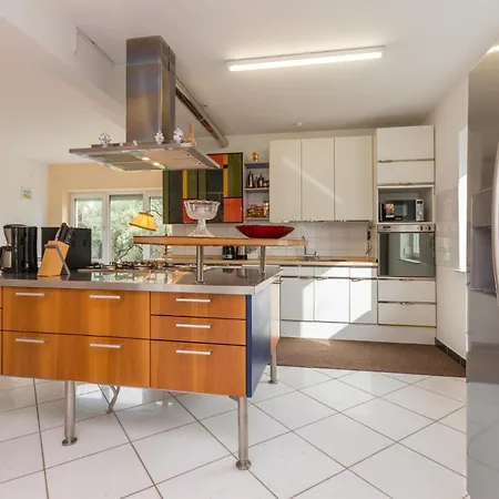 別荘 5 Bedroom Awesome In Rastane Donje *