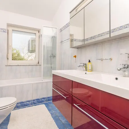 5 Bedroom Awesome In Rastane Donje 別荘 Donje Rastane