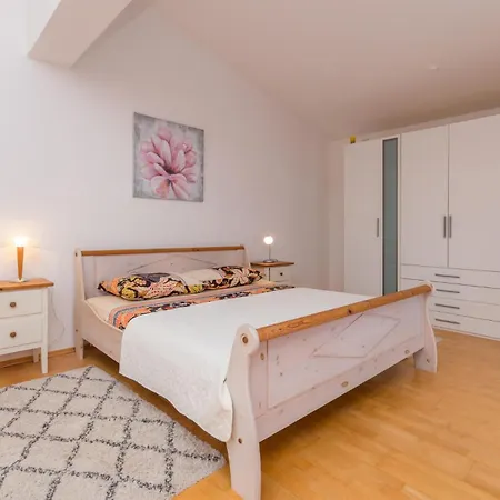 別荘 5 Bedroom Awesome In Rastane Donje *