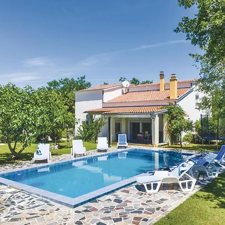 5 Bedroom Awesome In Rastane Donje 別荘