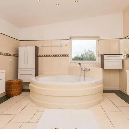 Дом отдыха 5 Bedroom Awesome In Rastane Donje *