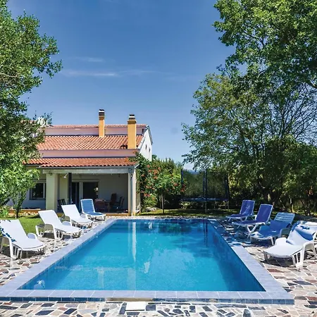 別荘 5 Bedroom Awesome In Rastane Donje Donje Rastane