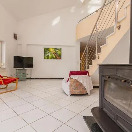 5 Bedroom Awesome In Rastane Donje 別荘 *