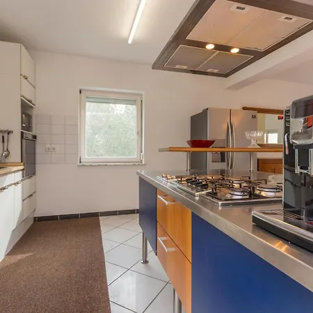 5 Bedroom Awesome In Rastane Donje 別荘 Donje Rastane